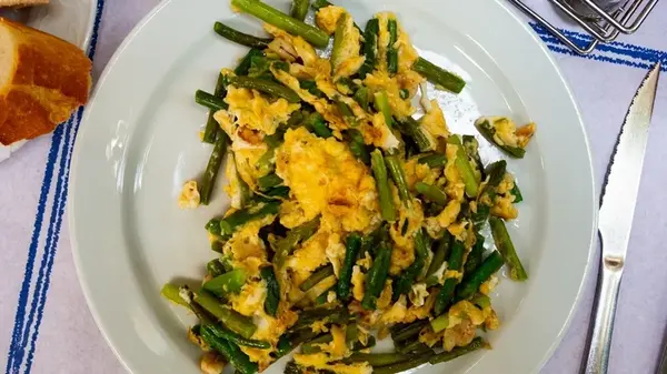 Чесночные стрелки, жаренные с яйцом: рецепт сезонного завтрака