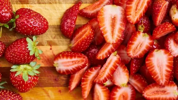 Природный суперфуд: почему стоит есть сейчас много клубники