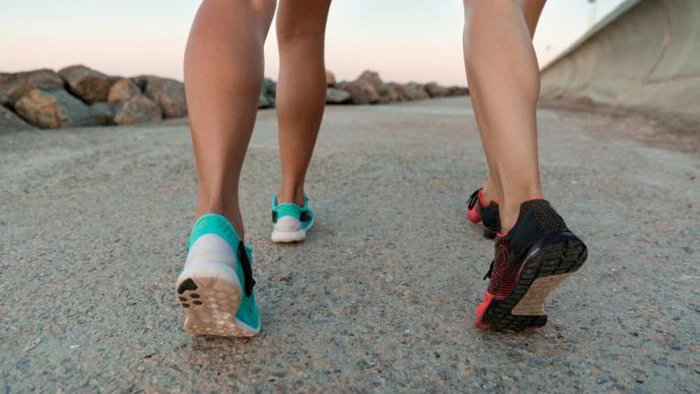 Простой трюк во время ходьбы улучшает работу мозга: вот что делайте