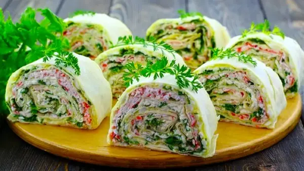 Рулет с крабовыми палочками и плавленым сыром: рецепт закуски на скорую руку