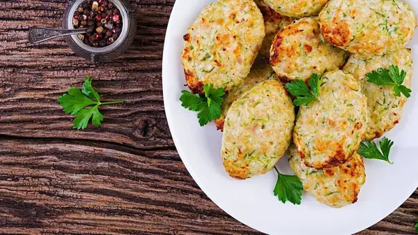 Куриные котлетки будут нежными, сочными и ароматными: добавьте этот секретный ингредиент