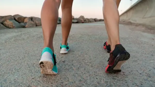 Простой трюк во время ходьбы улучшает работу мозга: вот что делайте