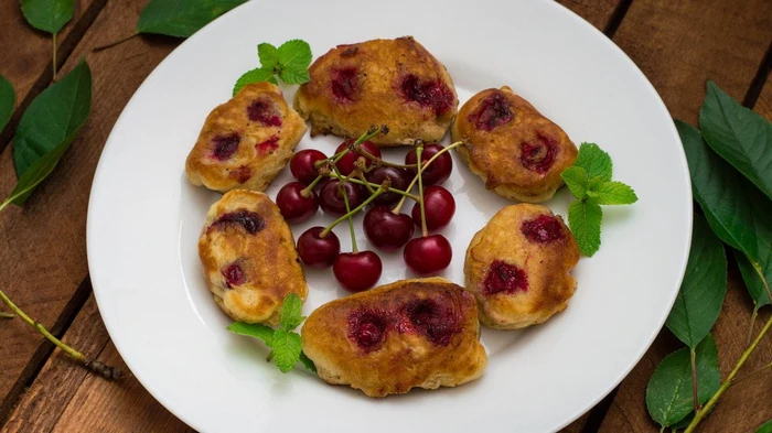 Оладьи с вишней на кефире: рецепт вкусного завтрака