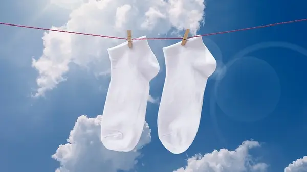 Названо одно натуральное средство, которое сделает носки белее, и это не уксус