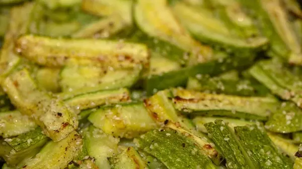 Острая закуска из кабачков: закуска, которую можно подавать горячей или холодной