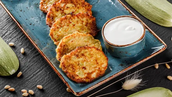 Как приготовить оладьи из кабачков без лишней мороки: кулинар поделился простым лайфхаком