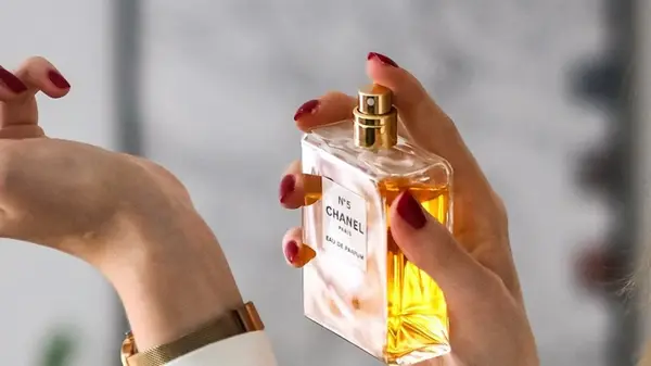 Куда лучше всего наносить духи для стойкого аромата: шесть секретных мест на теле