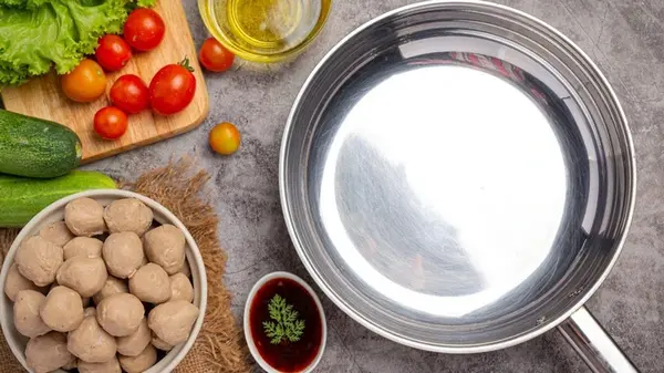 Сковорода будет сиять, как новая: это средство мгновенно удалит жир и вековой нагар