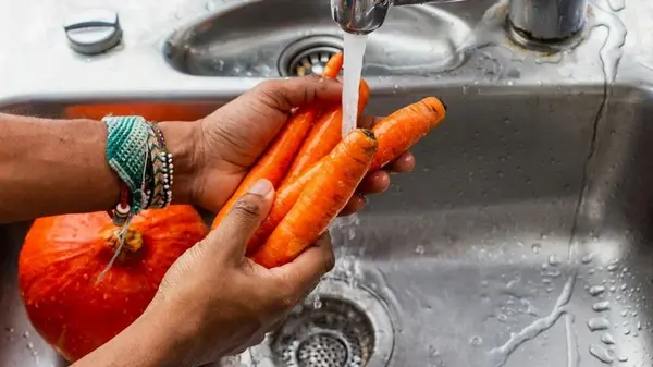 Какой водой лучше мыть овощи — горячей или холодной: почему температура важна