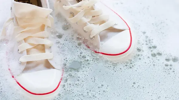 Как с помощью соды отбелить грязные кроссовки