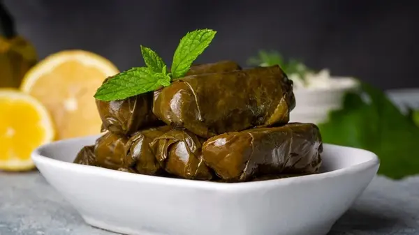 Рулеты из настурции с фаршем и креветками: экзотический летний рецепт блюда