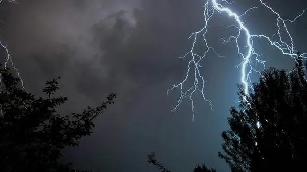 Если гроза застала в пути: советы водителям