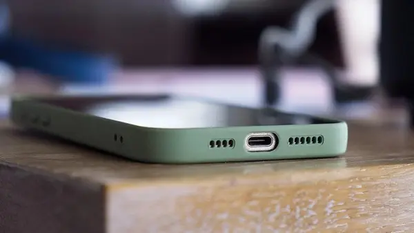 Если не заряжается телефон: как почистить гнездо для питания в домашних условиях