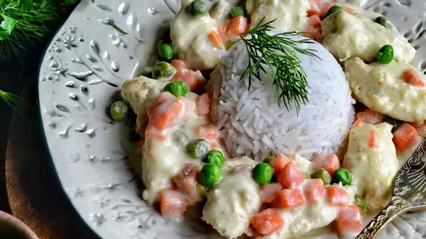 Ленивые фрикадельки в сливочном соусе с овощами: оригинальный рецепт