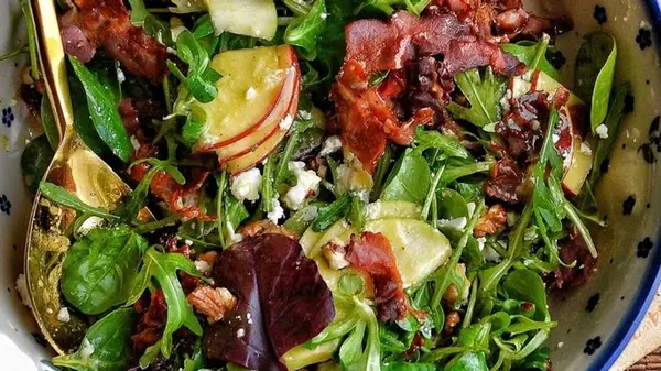 Зеленый салат с хрустящим беконом и фетой: интересный рецепт