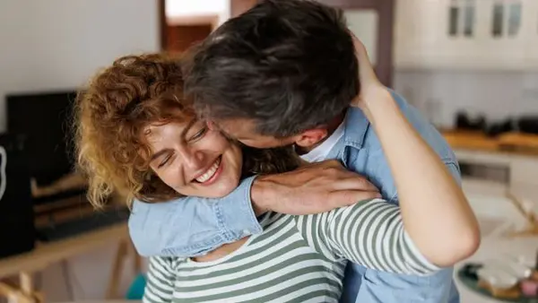 Как сделать женщину эмоционально счастливой в отношениях (спойлер: не подарками)