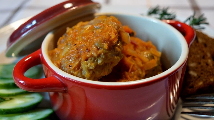 Луковые котлеты, тушенные в томате: необычный рецепт