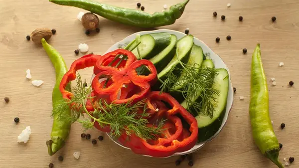 Быстро и просто: пошаговый рецепт, как сделать вкуснейшие маринованные огурцы в Спрайте