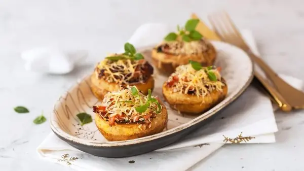 Фаршированные грибы с беконом и ветчиной