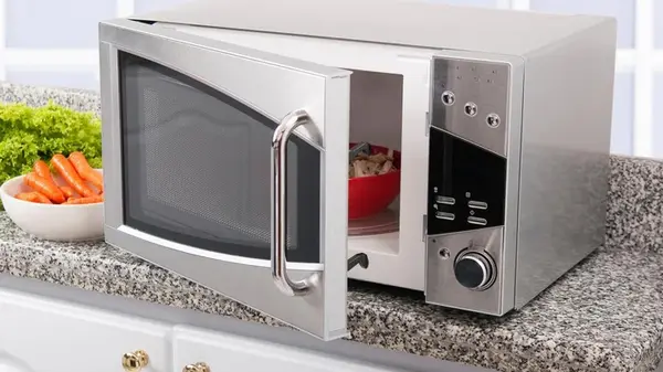 8 продуктов, которые нельзя разогревать в микроволновке