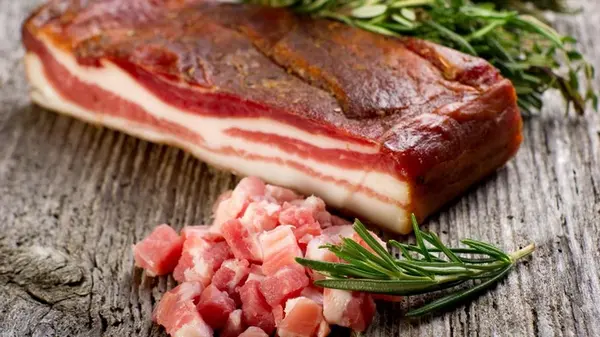 С чесночком и черным хлебом: для чего полезно есть сало