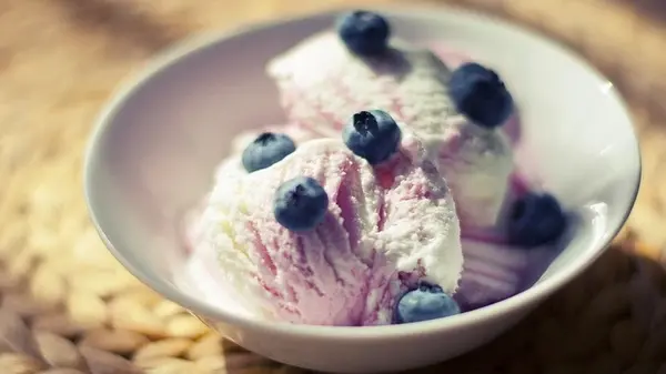 Вкус детства: как приготовить домашнее мороженое