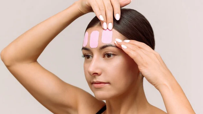 Безопасно ли использовать тейпы для лица против морщин
