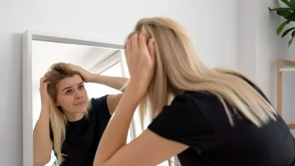 Быстро жирнеют волосы? Вот три вещи в доме, которые в этом виноваты