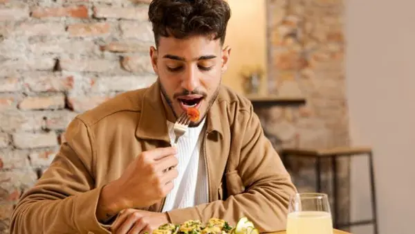 Не все это знают: вот что полезно сделать после приема пищи