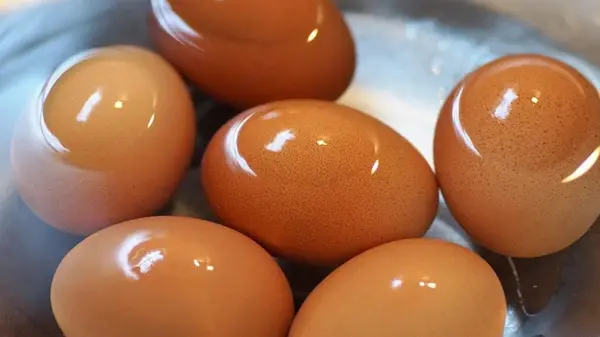 Зачем бросать спички в воду во время варки яиц: кулинарная хитрость опытных хозяек