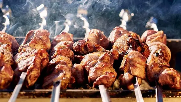 На каких дровах жарить шашлык, чтобы мясо было сочным и ароматным: главный секрет