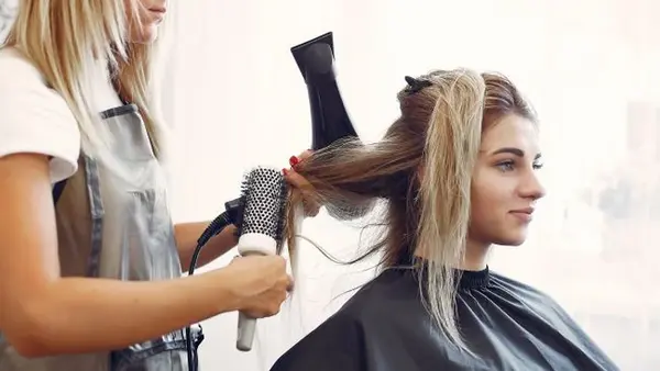 Никакого каре: эти прически делают лицо широким, даже если у вас нет щечек