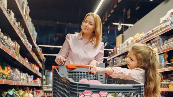 Большинство людей неправильно делают покупки в супермаркете: на какую полку нельзя смотреть