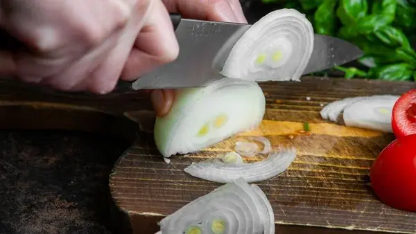 Почему резка лука заставляет нас плакать? 9 из 10 людей этого не знают