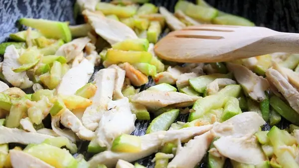 Кабачки с курицей и грибами на сковороде: рецепт полезного блюда