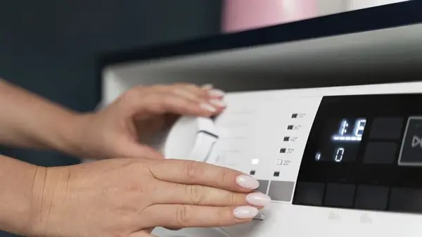 Эта незаметная функция в стиральной машинке поможет сэкономить на электричестве