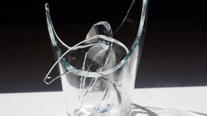 Без обломков и порезов: как безопасно убрать разбитое стекло