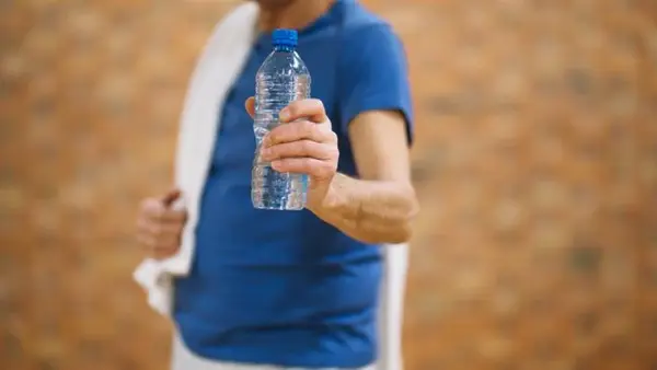 Никогда не пейте воду из пластиковой бутылки, которая лежала в авто: вот почему