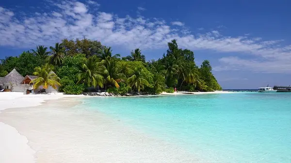 Семь мест в Европе, которые похожи на Мальдивы: чем они очаровывают туристов