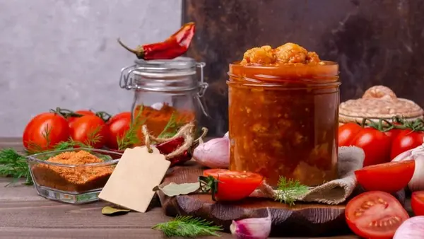 Капуста в томатном маринаде на зиму: рецепт интересной консервации