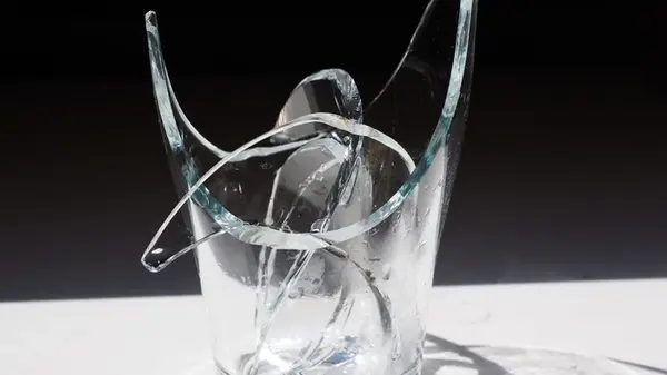 Без обломков и порезов: как безопасно убрать разбитое стекло