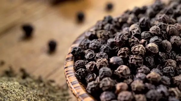 Просто посыпьте в саду черный перец — и вы больше не будете использовать химию для защиты растений