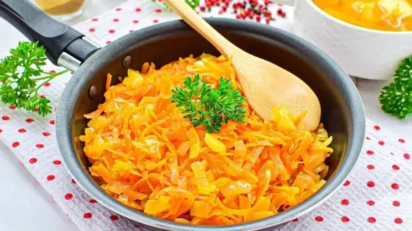 Эта ошибка портит вкус блюда: почему нельзя одновременно жарить лук и морковь