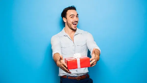 Подарки мужчине на день рождения: что дарили в 2000-х и что дарят сейчас