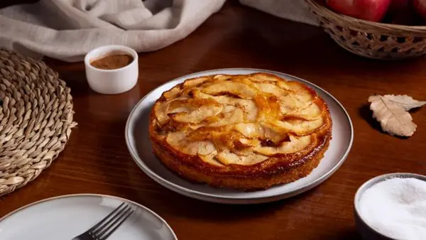 Готовим вкусную шарлотку: получается невероятно нежной