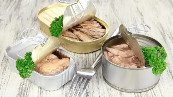 Диетологи назвали топ-5 самых полезных рыбных консервов