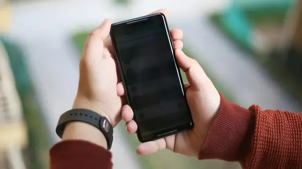 Телефон упал в воду: что делать и как спасти устройство