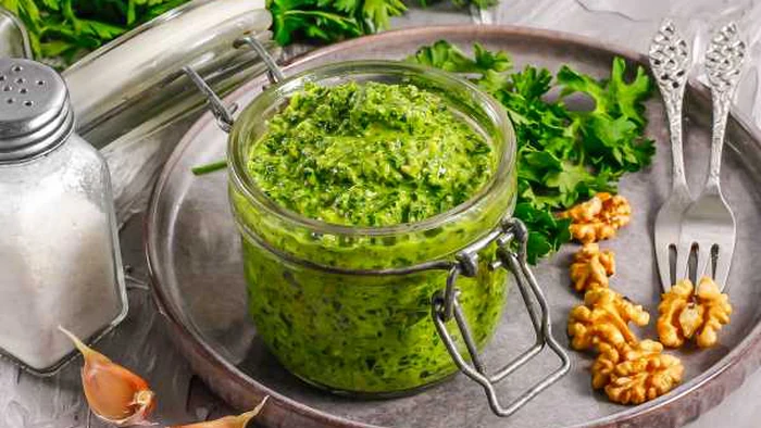 Зеленая паста на зиму: рецепт полезного травяного дополнения к блюдам