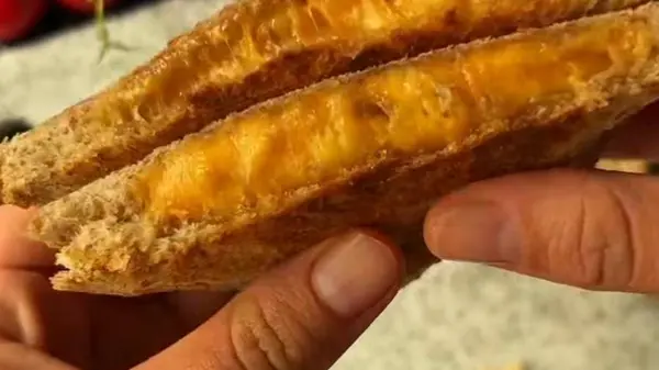 Вы еще такого не ели: рецепт необычного сэндвича с сыром и карамелизированным луком