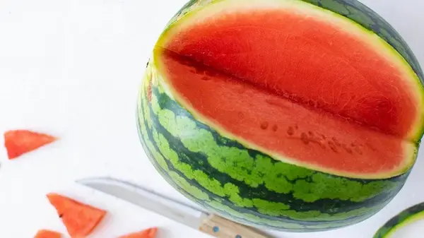 Зачем опытные хозяйки раскладывают на огороде кожуру арбуза: об этом никто не знает